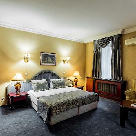 Ambassador Hotell Alma-Ata Exteriör bild