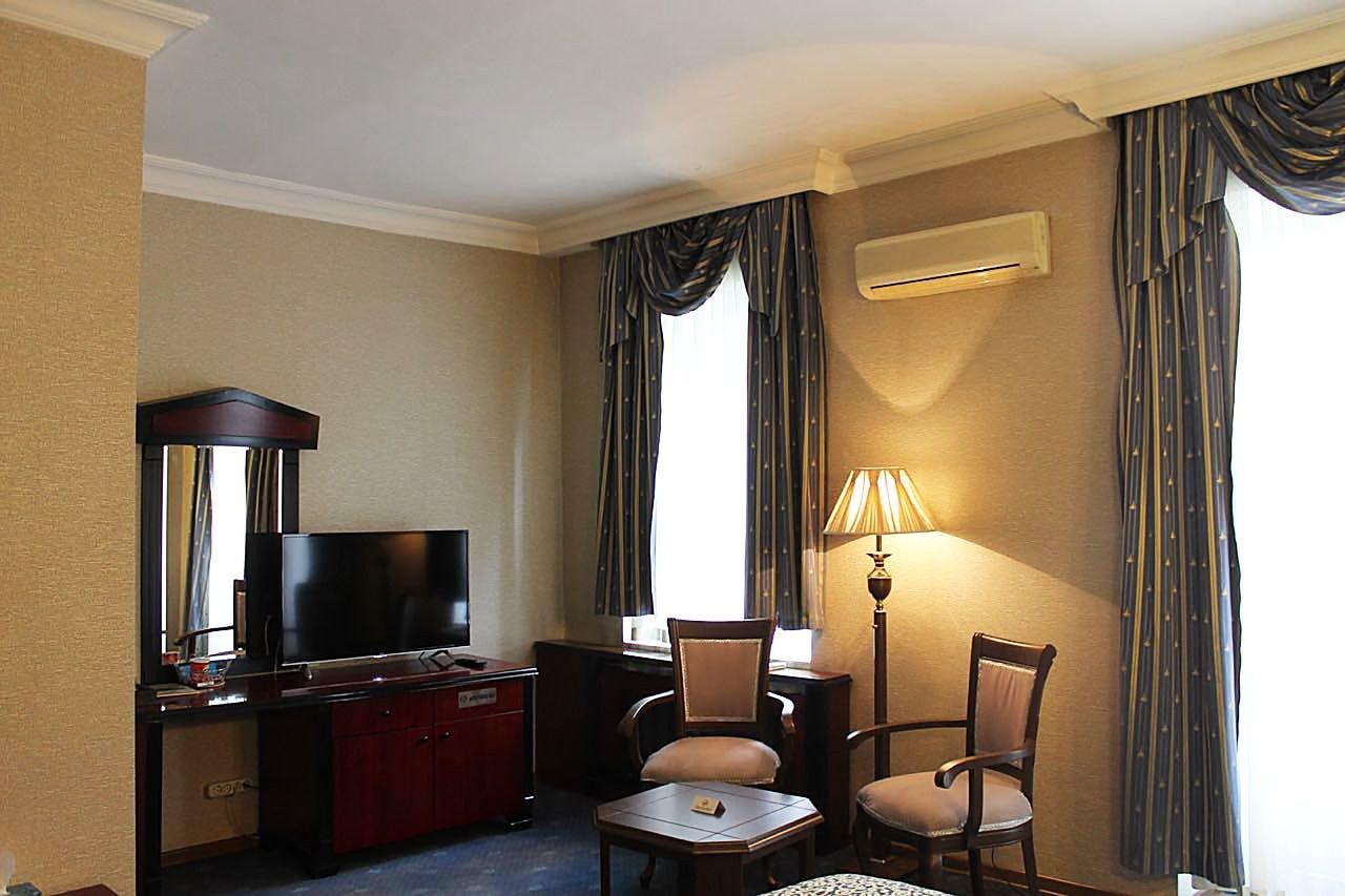 Ambassador Hotell Alma-Ata Exteriör bild