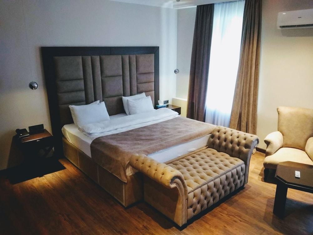 Ambassador Hotell Alma-Ata Exteriör bild
