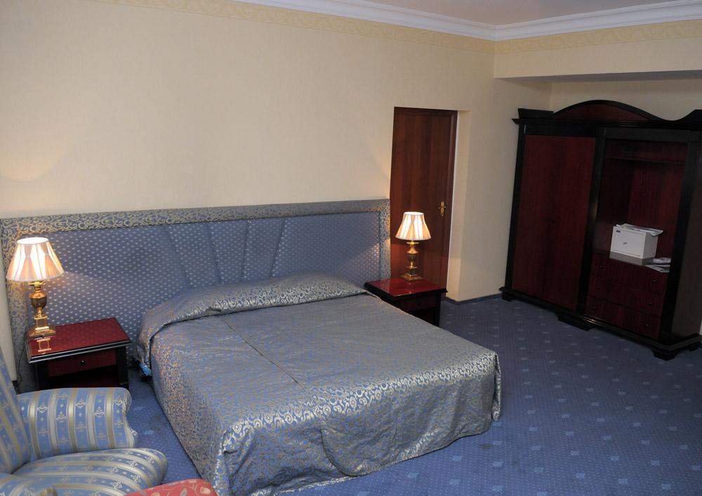 Ambassador Hotell Alma-Ata Exteriör bild