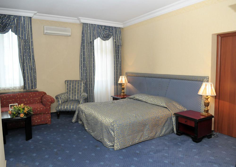 Ambassador Hotell Alma-Ata Exteriör bild