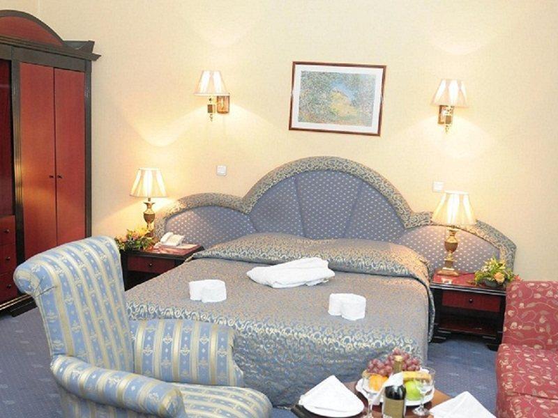 Ambassador Hotell Alma-Ata Exteriör bild