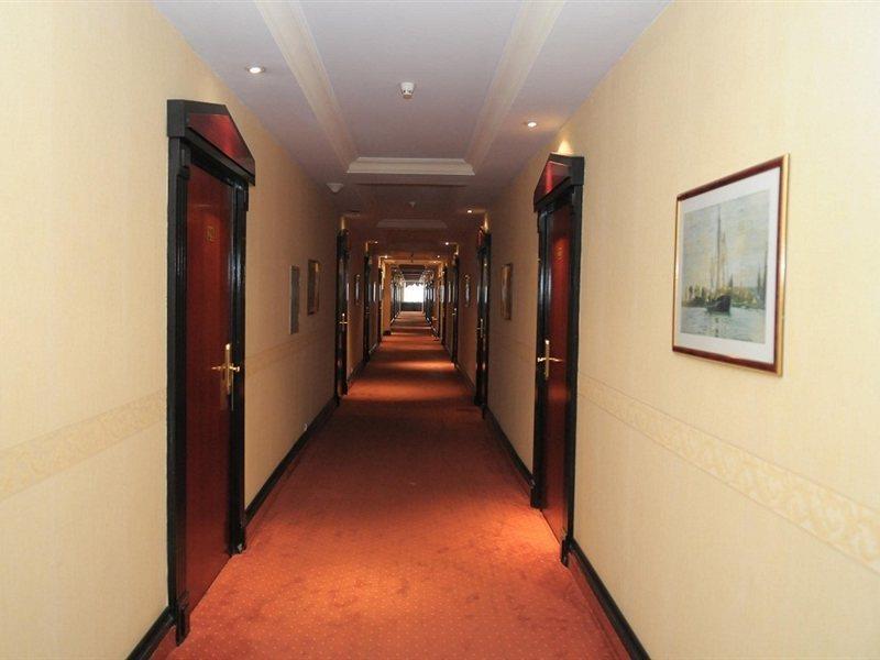 Ambassador Hotell Alma-Ata Exteriör bild