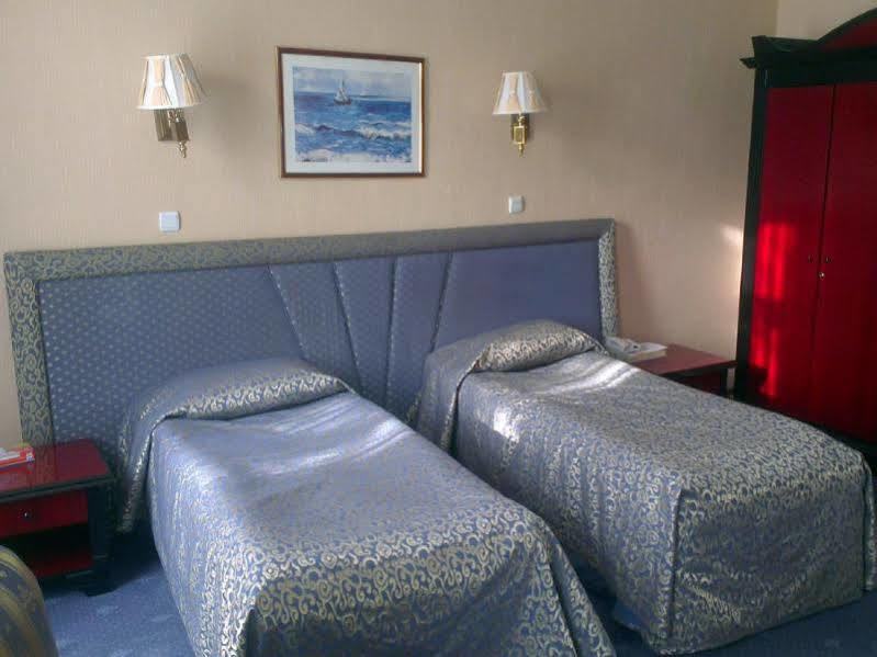 Ambassador Hotell Alma-Ata Exteriör bild