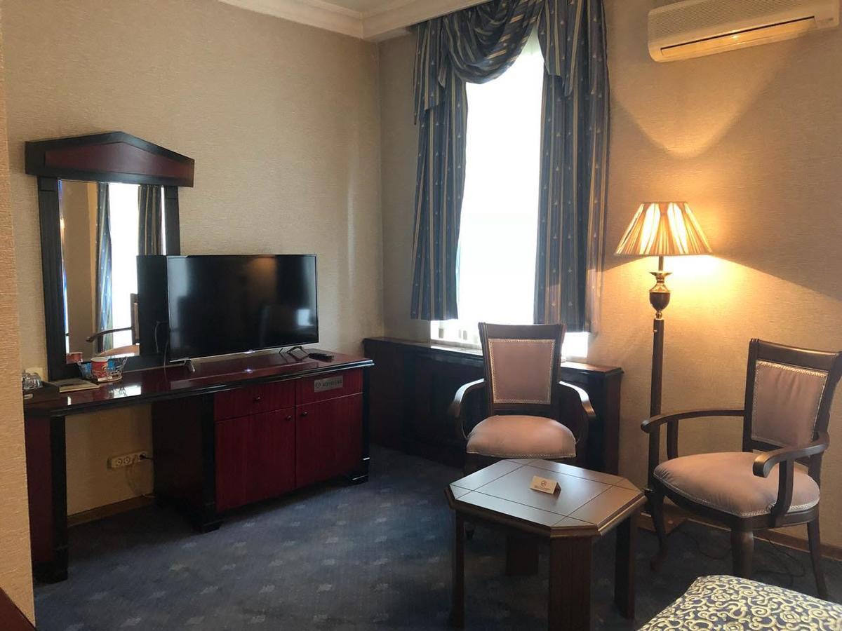 Ambassador Hotell Alma-Ata Exteriör bild