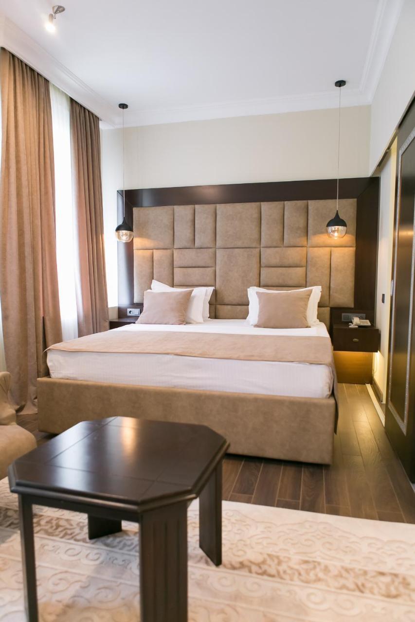 Ambassador Hotell Alma-Ata Exteriör bild