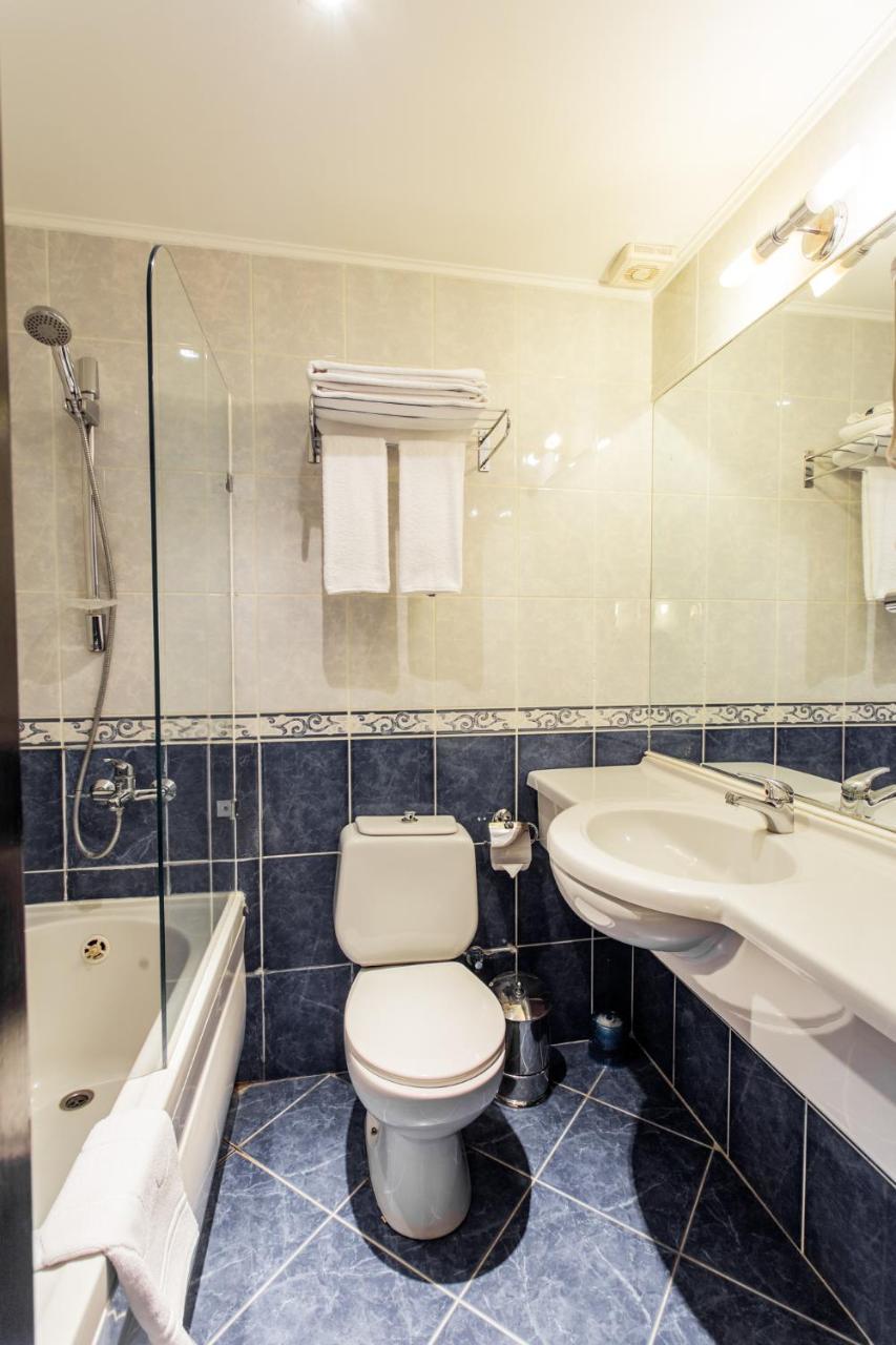 Ambassador Hotell Alma-Ata Exteriör bild