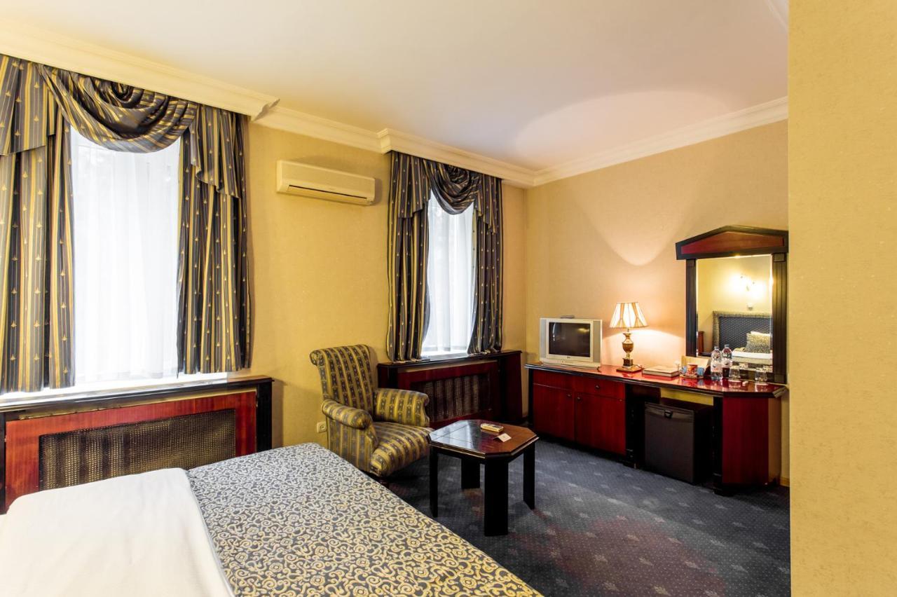 Ambassador Hotell Alma-Ata Exteriör bild