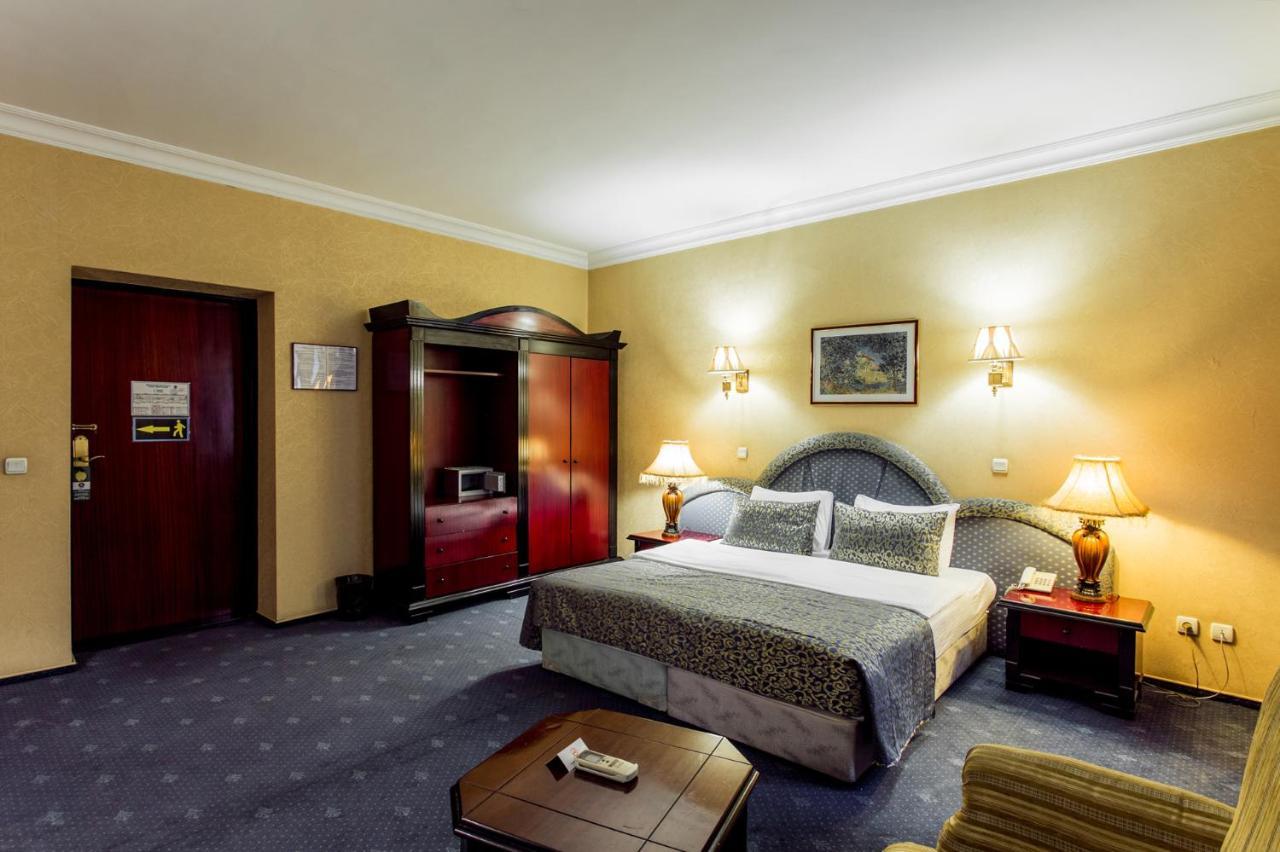 Ambassador Hotell Alma-Ata Exteriör bild