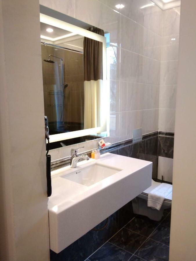 Ambassador Hotell Alma-Ata Exteriör bild